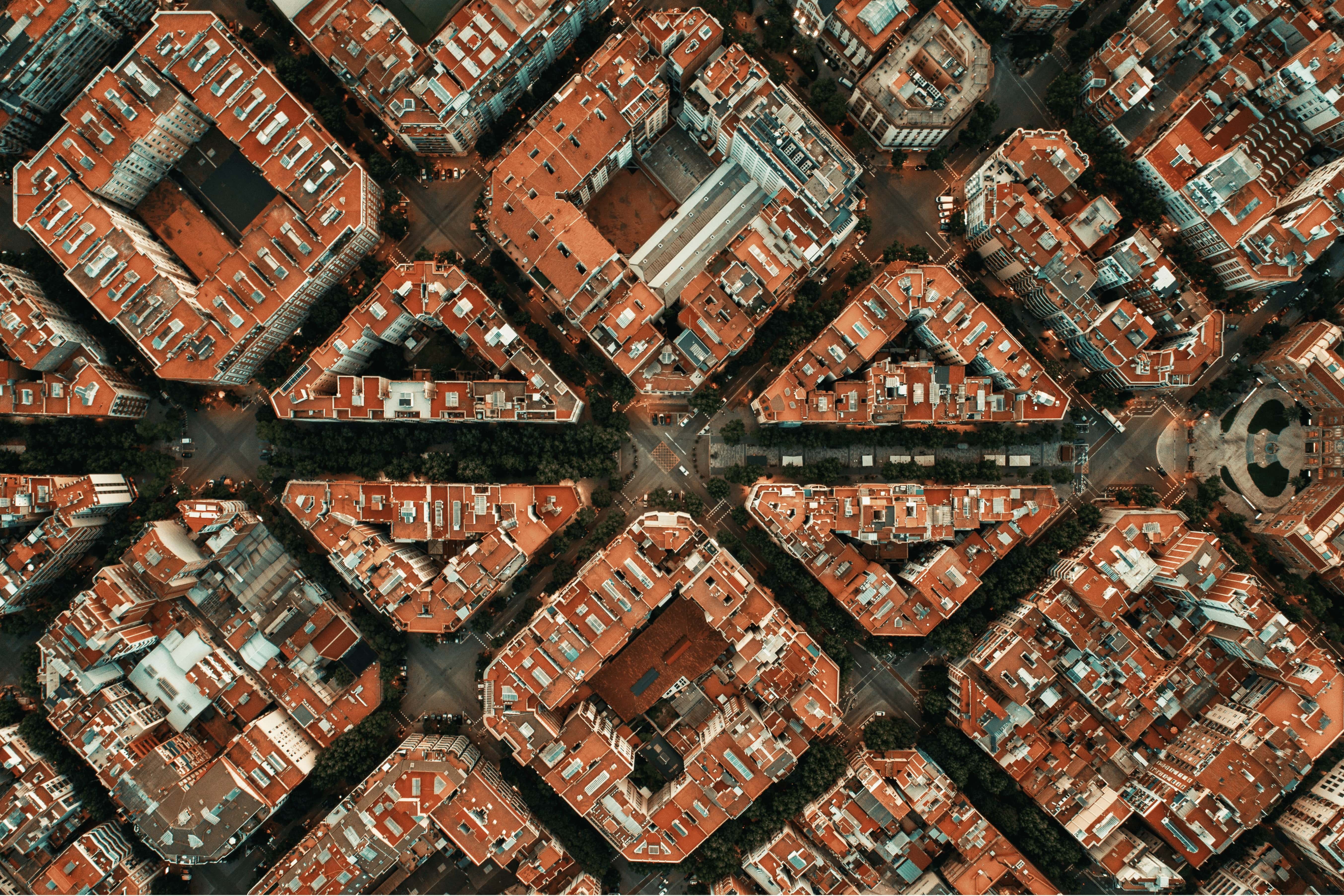 La imagen muestra una vista aérea de las manzanas de la ciudad de Barcelona.