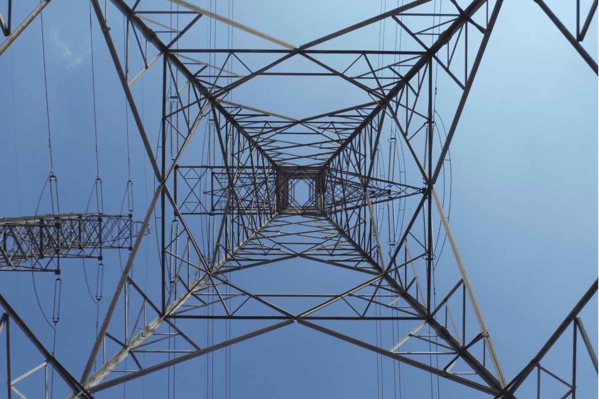La imagen muestra torres de alta tensión. Las torres de alta tensión son estructuras cruciales en la transmisión de energía eléctrica a grandes distancias.